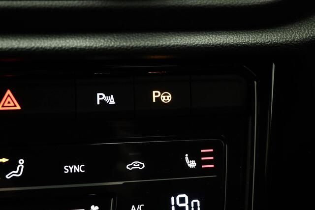 Volkswagen T-Roc 1.5 TSI R-Line Edition | IQ LIGHT | STUURVERWARMING | DRAADLOZE LADER | CAMERA | 18"