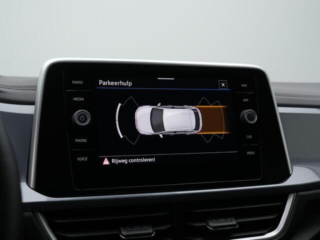Volkswagen T-Roc 1.5 TSI 150 pk DSG Style | Trekhaak | Stuur-/stoelverwarming | Adaptive Cruise | Navigatie | Parkeersensoren voor/achter