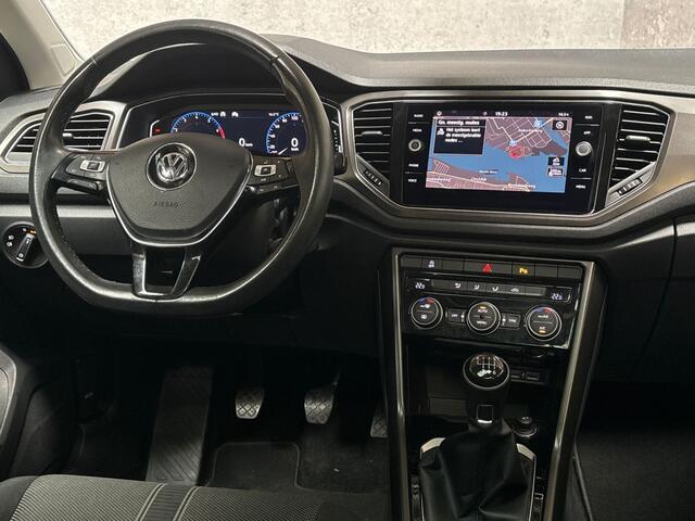 Volkswagen T-Roc 1.0 TSI Sport (PANORAMADAK, VIRTUAL COCKPIT, APPLE CARPLAY, GROOT NAVI, LED KOPLAMPEN, SPORTSTOELEN, ADAPTIVE CRUISE, PARKEERSENSOREN, NIEUWE APK, NIEUWSTAAT)