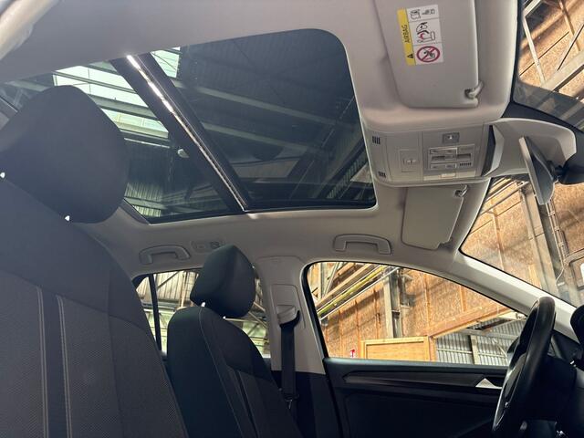 Volkswagen T-Roc 1.0 TSI Sport (PANORAMADAK, VIRTUAL COCKPIT, APPLE CARPLAY, GROOT NAVI, LED KOPLAMPEN, SPORTSTOELEN, ADAPTIVE CRUISE, PARKEERSENSOREN, NIEUWE APK, NIEUWSTAAT)