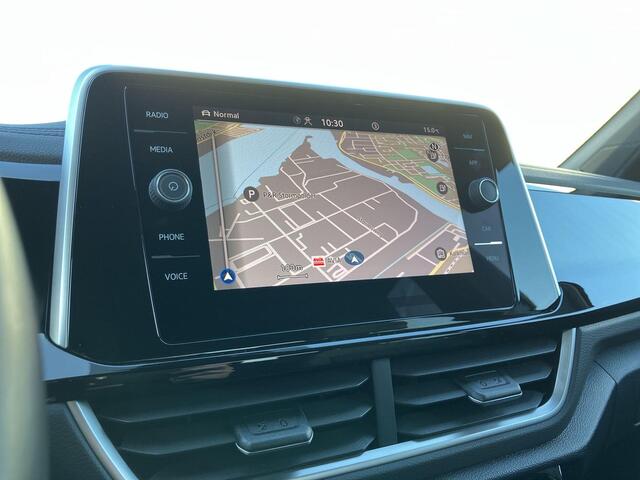 Volkswagen T-Roc 1.5TSI/150PK R-Line DSG · Panoramadak · Navigatie · Trekhaak · Apple/Android Car Play · Stoelverwarming ·