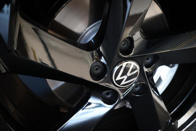 Volkswagen T-Roc 1.5 eTsi R-Line Black Style Pano/IQ.Light/Keyless/Camera/ACC/Elek. klep/20"/Trekhaak wegkl.