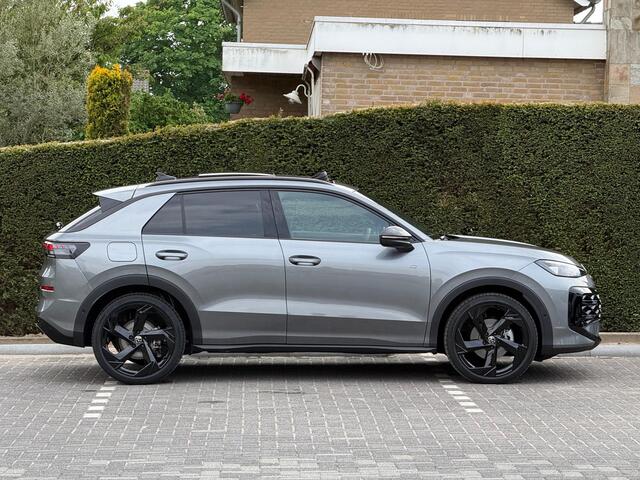 Volkswagen T-Roc 1.5 eTsi R-Line Trekhaak | Pano | 20"