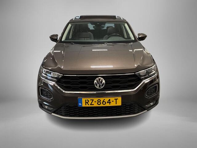 Volkswagen T-Roc 1.0 TSI 115pk Style · Panoramadak · Camera · Apple/Android Car Play · Trekhaak · ACC · Alarmklasse 3 · Active Info Display · Draadloze Telefoonlader ·