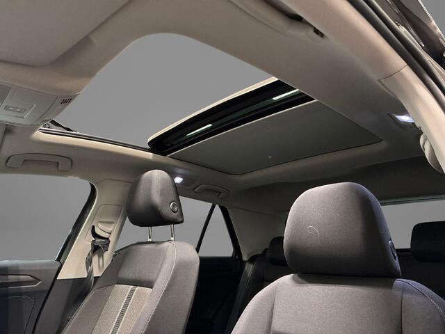 Volkswagen T-Roc 1.0 TSI 115pk Style · Panoramadak · Camera · Apple/Android Car Play · Trekhaak · ACC · Alarmklasse 3 · Active Info Display · Draadloze Telefoonlader ·