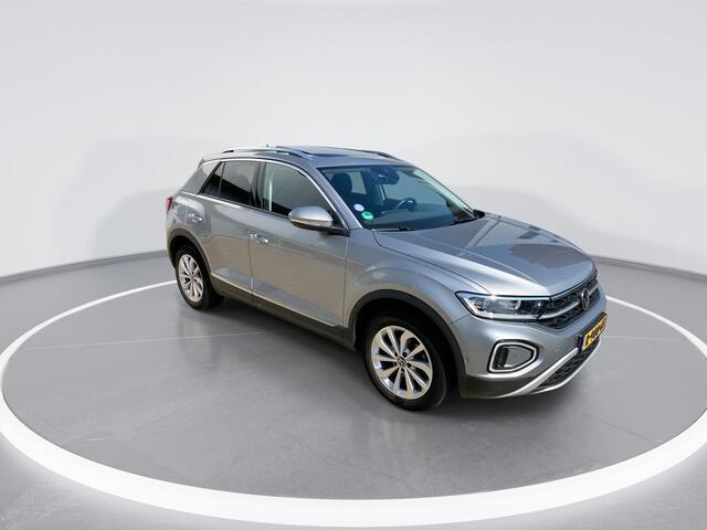 Volkswagen T-Roc 1.0 TSI Style · Panoramadak · Camera + Parkeersensoren · Trekhaak · Garantie t/m 25-08-2026 of 100000km.
