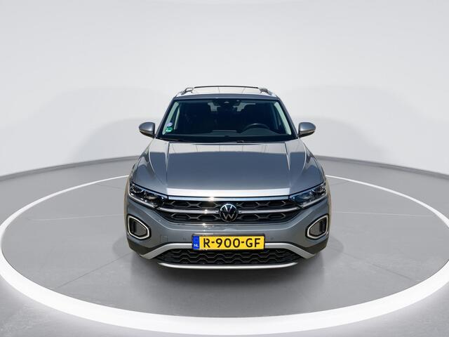 Volkswagen T-Roc 1.0 TSI Style · Panoramadak · Camera + Parkeersensoren · Trekhaak · Garantie t/m 25-08-2026 of 100000km.