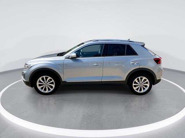 Volkswagen T-Roc 1.0 TSI Style · Panoramadak · Camera + Parkeersensoren · Trekhaak · Garantie t/m 25-08-2026 of 100000km.