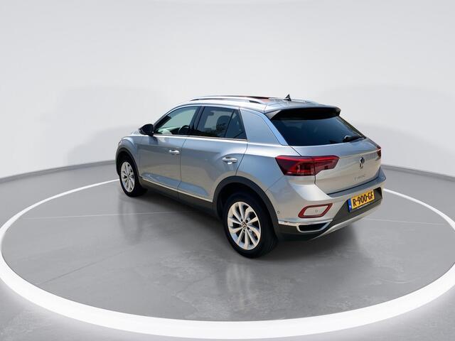 Volkswagen T-Roc 1.0 TSI Style · Panoramadak · Camera + Parkeersensoren · Trekhaak · Garantie t/m 25-08-2026 of 100000km.