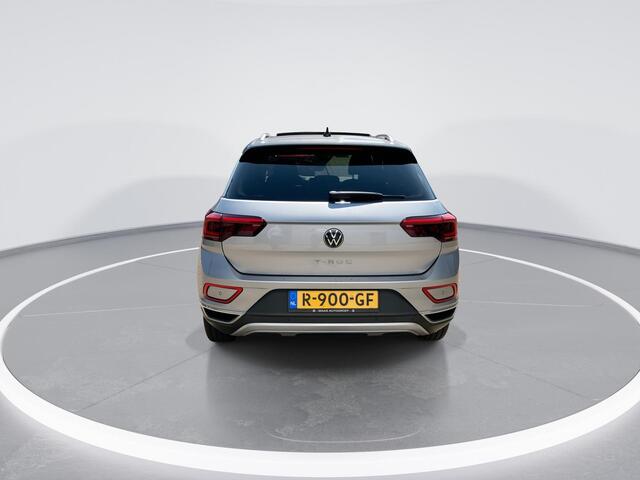 Volkswagen T-Roc 1.0 TSI Style · Panoramadak · Camera + Parkeersensoren · Trekhaak · Garantie t/m 25-08-2026 of 100000km.