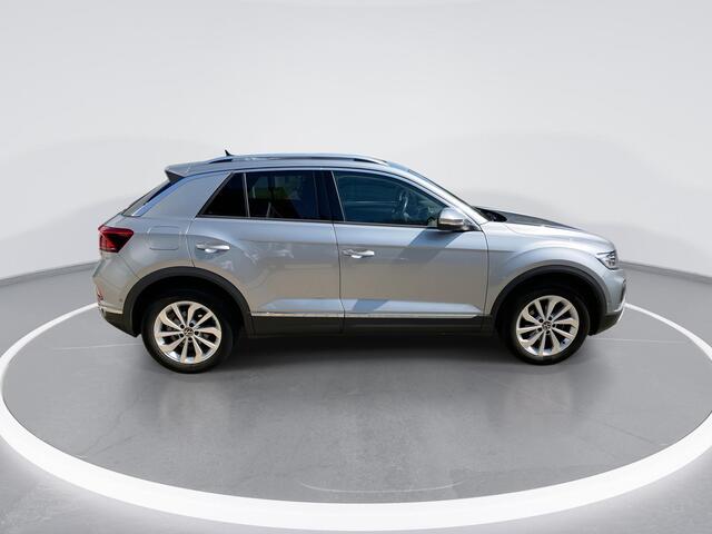 Volkswagen T-Roc 1.0 TSI Style · Panoramadak · Camera + Parkeersensoren · Trekhaak · Garantie t/m 25-08-2026 of 100000km.