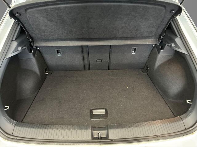 Volkswagen T-Roc 1.5 TSI 150pk DSG Sport · Panoramadak · Camera · Afn. Trekhaak · Dodehoeksensor · ACC · 18"Velgen · Sfeerverlichting · Sportstoelen ·
