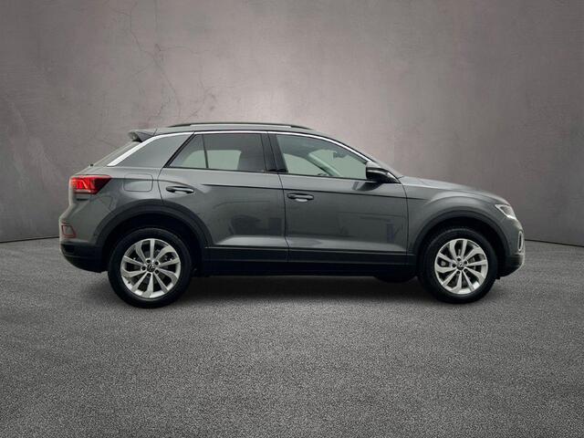 Volkswagen T-Roc Life Edition 1.5 TSI 150pk DSG Automaat Adaptive cruise control, Achteruitrijcamera, LED koplampen, App connect, Parkeersensoren, Airco, DAB, Radio