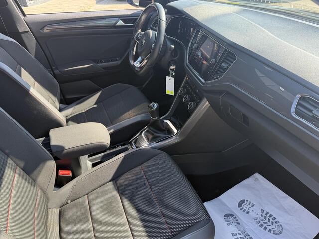 Volkswagen T-Roc 1.5 TSI Sport Business R VOLLEDIG DIGITAAL INSTRUMENTENPANEEL | PANORAMADAK | CAMERA | NAVIGATIE | MULTIMEDIA | LED VERLICHTING | DODEHOEK DETECTIE | ADAPTIEVE CRUISE CONTROL | SFEER VERLICHTING | PARKEERSENSOREN | R-LINE