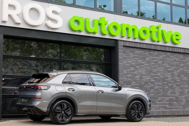 Volkswagen T-Roc 1.5 eTsi R-Line First Edition | NIEUW MODEL | BTW | CAMERA | ELEK.TREKHAAK | ACC | STUURVERWARMING |