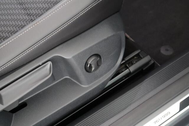 Volkswagen T-Roc Cabrio 1.5 TSI 150pk DSG R-Line Edition Grey Trekhaak Camera Stoelverwarming Navigatie Virtual Cockpit