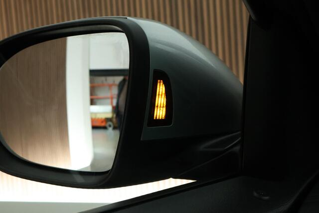 Volkswagen T-Roc 1.5 TSI 150pk DSG R-Line Edition Camera Stoelverwarming Keyless Adaptive Cruise Virtual Cockpit