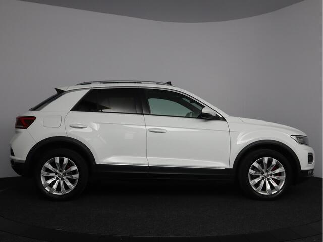 Volkswagen T-Roc 1.5 TSI Sport 150pk | Glazen schuif-kanteldak | Leer | Navigatie | LED