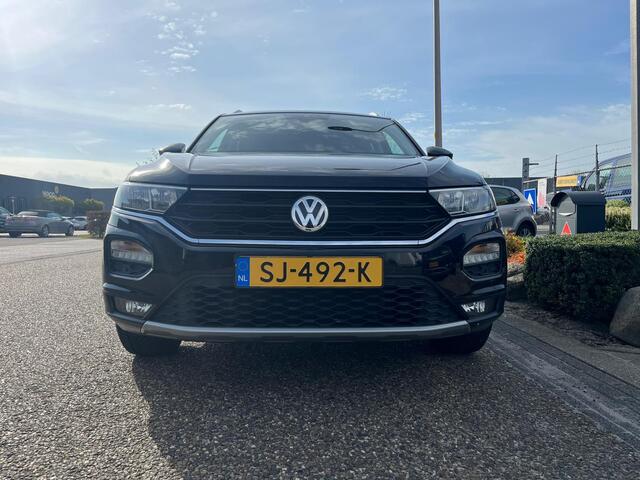 Volkswagen T-Roc 1.0 TSI Style | Adaptive cruise | Trekhaak | Carplay | Elek. Kofferklep | NAVI | All seasonbanden | Elek. bedienbare spiegels + verwarmbaar