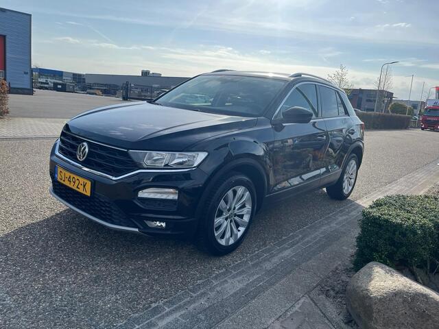Volkswagen T-Roc 1.0 TSI Style | Adaptive cruise | Trekhaak | Carplay | Elek. Kofferklep | NAVI | All seasonbanden | Elek. bedienbare spiegels + verwarmbaar