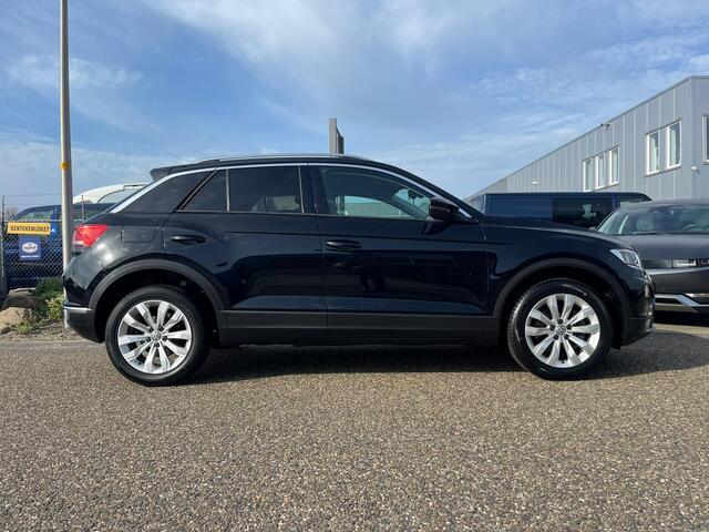 Volkswagen T-Roc 1.0 TSI Style | Adaptive cruise | Trekhaak | Carplay | Elek. Kofferklep | NAVI | All seasonbanden | Elek. bedienbare spiegels + verwarmbaar