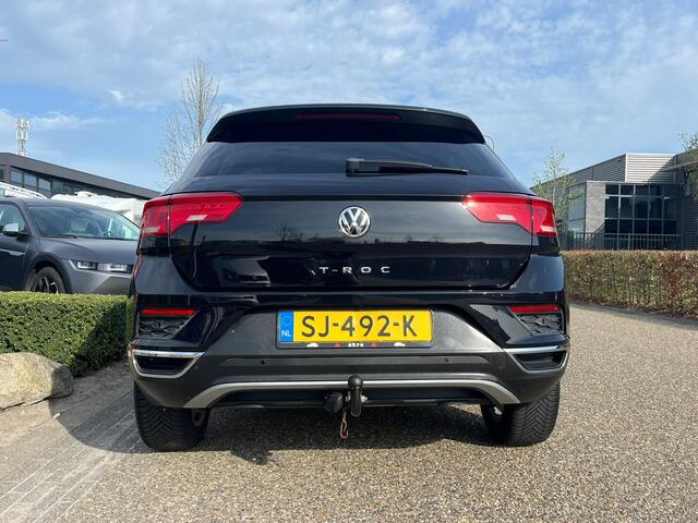 Volkswagen T-Roc 1.0 TSI Style | Adaptive cruise | Trekhaak | Carplay | Elek. Kofferklep | NAVI | All seasonbanden | Elek. bedienbare spiegels + verwarmbaar
