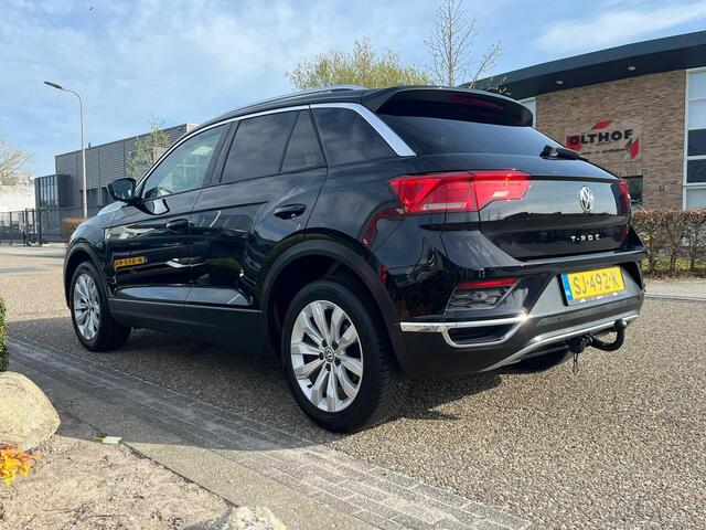 Volkswagen T-Roc 1.0 TSI Style | Adaptive cruise | Trekhaak | Carplay | Elek. Kofferklep | NAVI | All seasonbanden | Elek. bedienbare spiegels + verwarmbaar