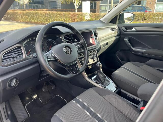 Volkswagen T-Roc 1.0 TSI Style | Adaptive cruise | Trekhaak | Carplay | Elek. Kofferklep | NAVI | All seasonbanden | Elek. bedienbare spiegels + verwarmbaar