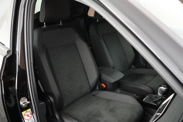 Volkswagen T-Roc 1.5 TSI 150pk DSG R-Line Edition Trekhaak Camera Navigatie Stoelverwarming LED Massage