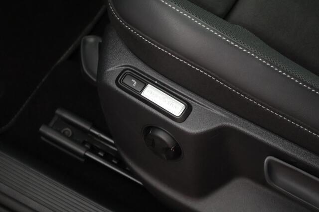 Volkswagen T-Roc 1.5 TSI 150pk DSG R-Line Edition Trekhaak Camera Navigatie Stoelverwarming LED Massage