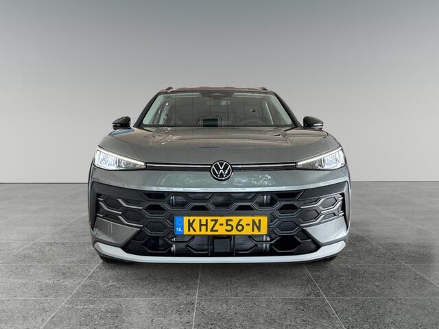 Volkswagen T-Roc 1.5 eTsi Life First Edition 116PK DSG | Trekhaak | Stuurverwarming | Zwart dak