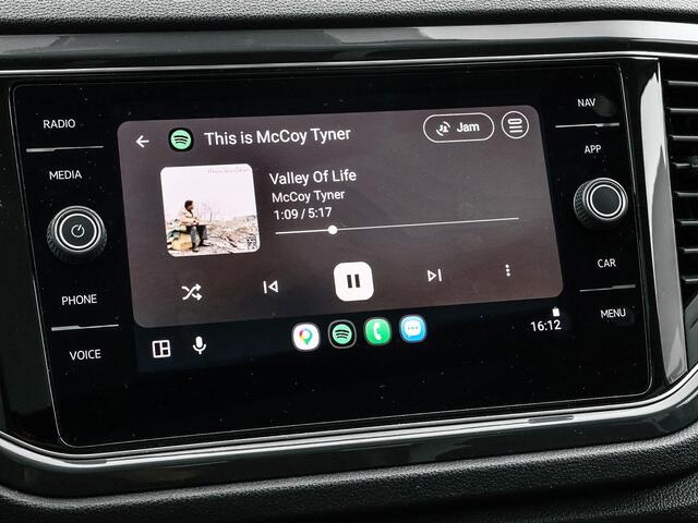 Volkswagen T-Roc 1.5 TSI 150pk DSG Sport · Panoramadak · Camera · Apple/Android Car Play · Navigatie · Elek. Achterklep · Dodehoek Detectie · 18'' Inch ·