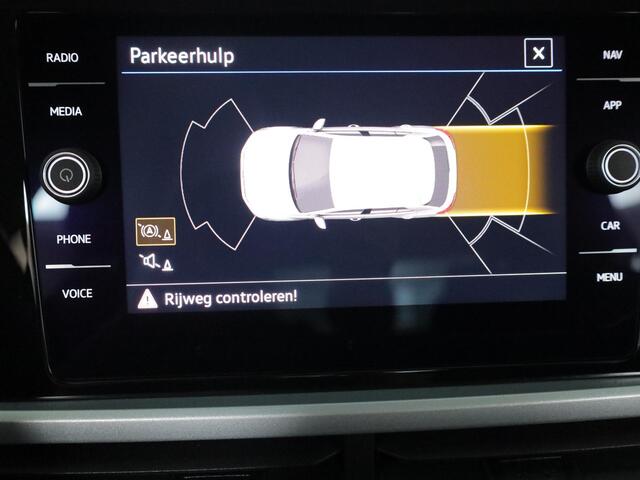 Volkswagen T-Roc 1.0 TSI Life Edition GOAL 116 pk | Navigatie | Parkeersensoren (Park assist) | Autom. airco | Adaptieve cruise control | Stoelverwarming |