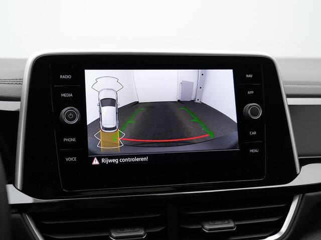 Volkswagen T-Roc 1.5 TSI 150 pk DSG R-Line | Trekhaak | Achteruitrijcamera | Adaptive Cruise | Stoelverwarming