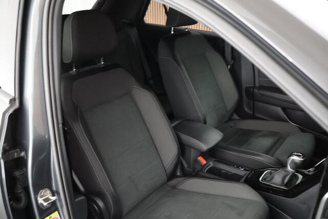 Volkswagen T-Roc 1.5 TSI 150pk DSG R-Line Trekhaak Camera Stoelverwarming Massage Virtual Cockpit Navigatie