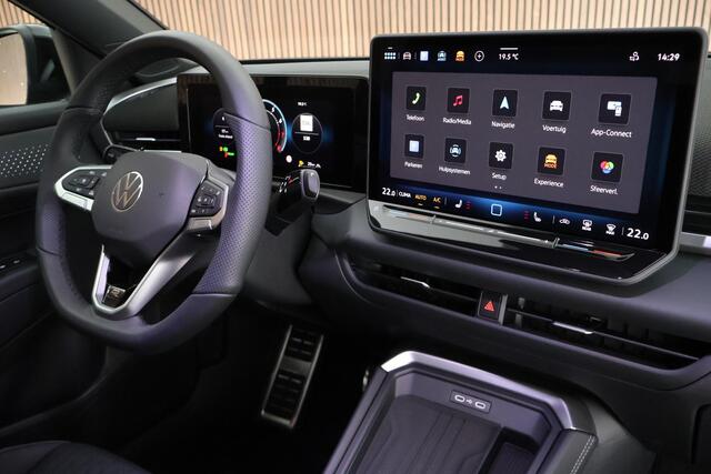 Volkswagen T-Roc 1.5 eTsi 150pk DSG R-Line First Edition Trekhaak Camera Stoelverwarming Carplay