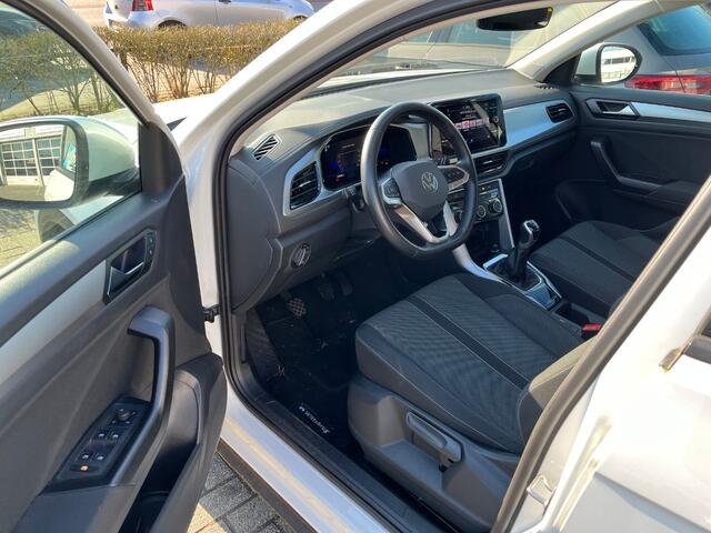 Volkswagen T-Roc 1.0 TSI Life Trekhaak / App-connect / Parkeersensoren / 16"LM velgen / Virtual Cockpit HAL