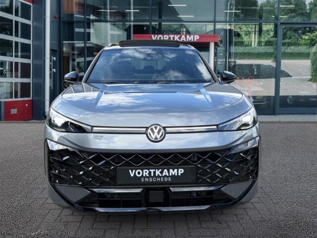 Volkswagen T-Roc 1.5 eTSI R-LINE ZWART-DAK/PANO-DAK/TREKHAAK/CAMERA/19''INCH/IQ-LIGHTS