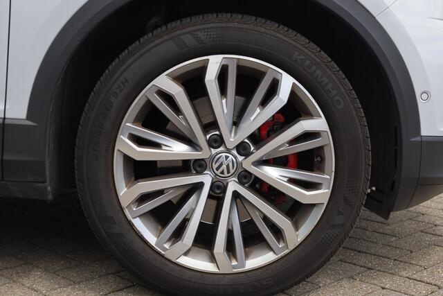 Volkswagen T-Roc 1.5 TSI Sport trekhaak, 18" LMV, LED, achteruitrijcamera, navigatie, zwarte hemel + zwart dak, spiegel pakket, winterpakket met stoelverwarming, park assist, ACC, digital cockpit pro etc.