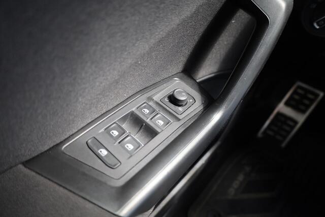 Volkswagen T-Roc 1.5 TSI Sport trekhaak, 18" LMV, LED, achteruitrijcamera, navigatie, zwarte hemel + zwart dak, spiegel pakket, winterpakket met stoelverwarming, park assist, ACC, digital cockpit pro etc.