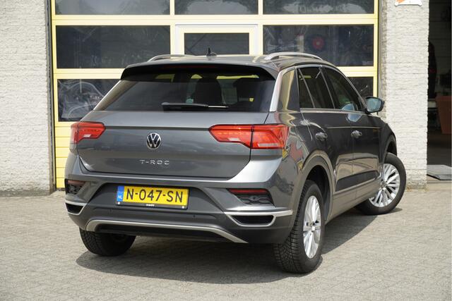 Volkswagen T-Roc 1.5 TSI 150PK! Automaat Style Business BJ2022 Lmv 16" | Led | Pdc | Elek. achterklep | Achteruitrijcamera | App-Connect | Navi | Virtual cockpit | Climate control | Cruise control | Extra getint glas