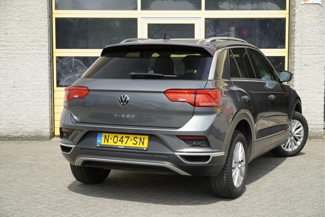 Volkswagen T-Roc 1.5 TSI 150PK! Automaat Style Business BJ2022 Lmv 16" | Led | Pdc | Elek. achterklep | Achteruitrijcamera | App-Connect | Navi | Virtual cockpit | Climate control | Cruise control | Extra getint glas