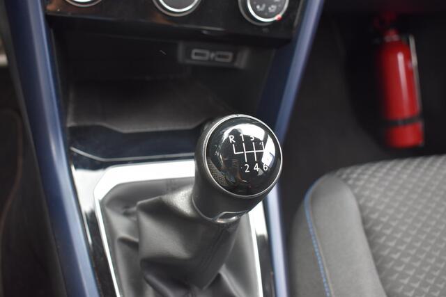 Volkswagen T-Roc 1.0 TSI Style Business 100% Dealer onderhouden | Carplay Navigatie | BSM | 12 mnd BOVAG garantie | Whatsapp 06-53188999