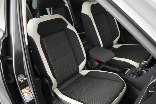 Volkswagen T-Roc 1.5 TSI 150pk DSG Sport Camera LED Stoelverwarming Navigatie