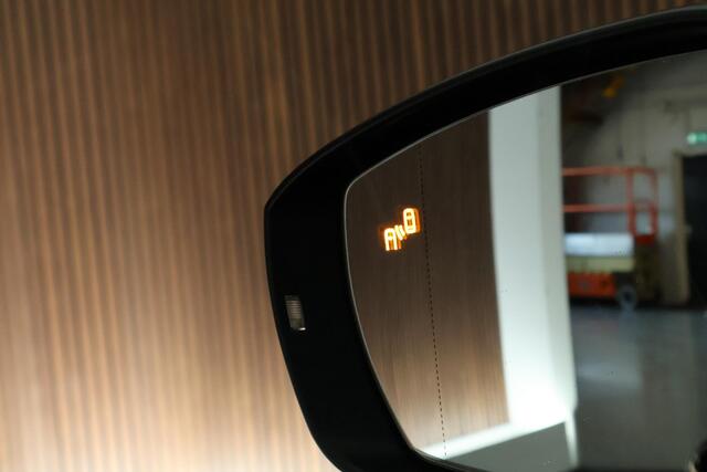 Volkswagen T-Roc 1.5 TSI 150pk DSG Sport Camera LED Stoelverwarming Navigatie