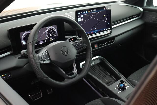 Volkswagen T-Roc 1.5 eTSI 150pk DSG R-Line Black Style Panoramadak Trekhaak Camera Stoelverwarming Navigatie