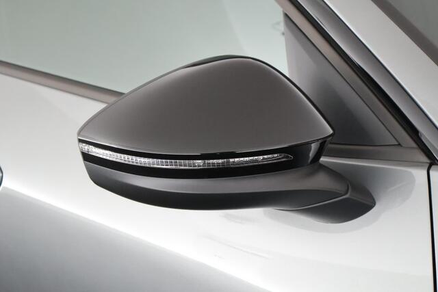Volkswagen T-Roc 1.5 eTSI 150pk DSG R-Line Black Style Panoramadak Trekhaak Camera Stoelverwarming Navigatie
