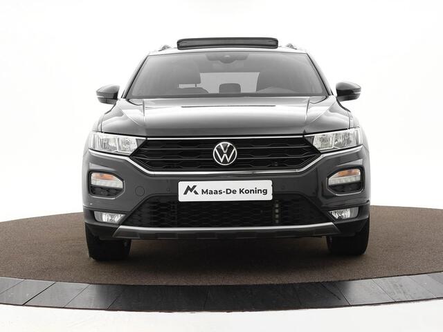 Volkswagen T-Roc 1.5 TSI 150pk Sport DSG · Panoramadak · Afneembare Trekhaak · Stoelverwarming · Navigatie · 17"Velgen · Elek. Inklapbare Spiegels ·