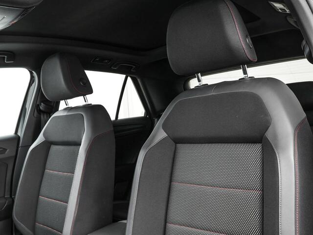 Volkswagen T-Roc 1.5 TSI 150pk Sport DSG · Panoramadak · Afneembare Trekhaak · Stoelverwarming · Navigatie · 17"Velgen · Elek. Inklapbare Spiegels ·