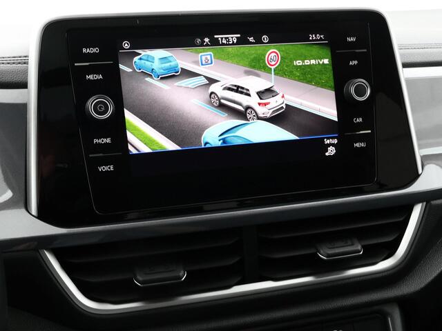 Volkswagen T-Roc 1.5 TSI 150pk DSG Style · Panoramadak · Camera · P-Sensoren · Apple/Android Car Play · Navigatie · 18'' Inch · Garantie t/m 02-11-2027 of 40.000km